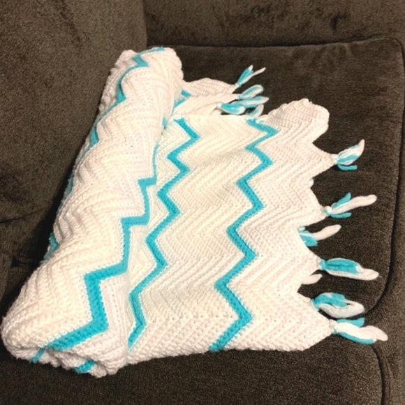 Vintage Handmade Crochet White & Blue Throw w/ Tassels, Chevron Pattern - Picture 6 of 6